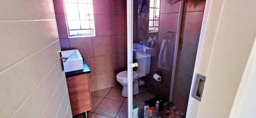 2 Bedroom Property for Sale in Monavoni Gauteng