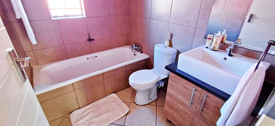 2 Bedroom Property for Sale in Monavoni Gauteng