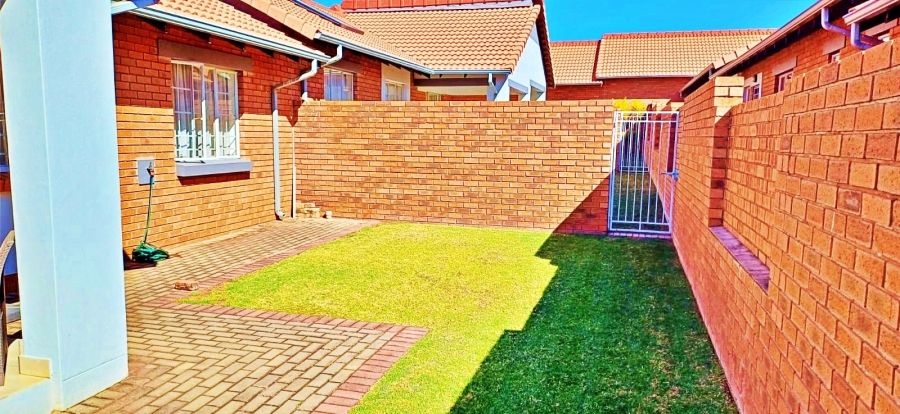 2 Bedroom Property for Sale in Monavoni Gauteng