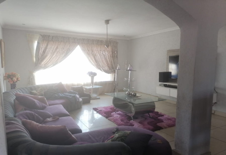 4 Bedroom Property for Sale in Honingneskrans Ah Gauteng
