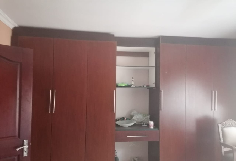 4 Bedroom Property for Sale in Honingneskrans Ah Gauteng