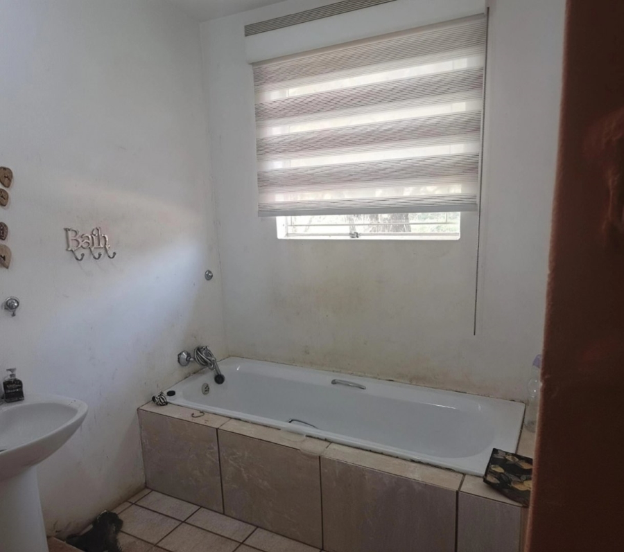 4 Bedroom Property for Sale in Honingneskrans Ah Gauteng