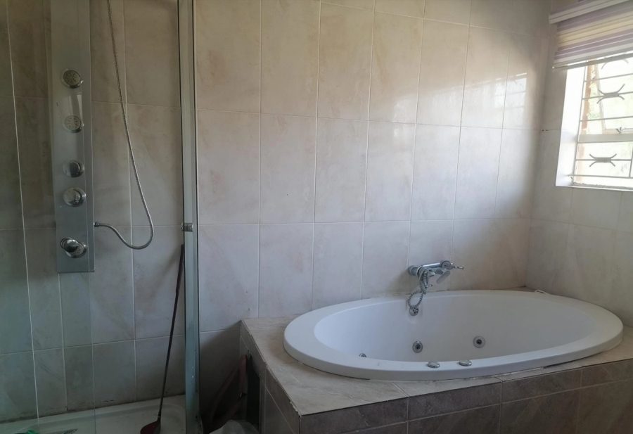 4 Bedroom Property for Sale in Honingneskrans Ah Gauteng
