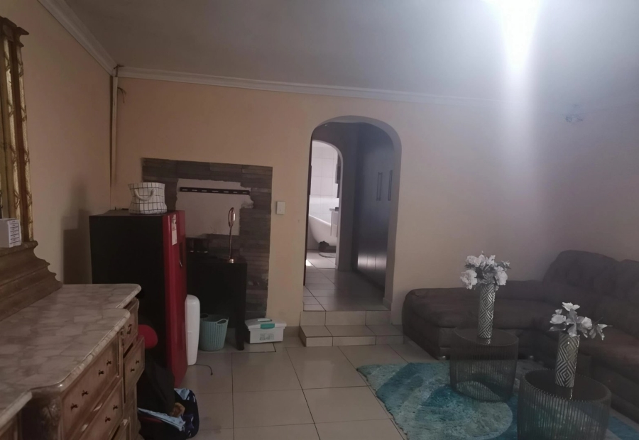 4 Bedroom Property for Sale in Honingneskrans Ah Gauteng