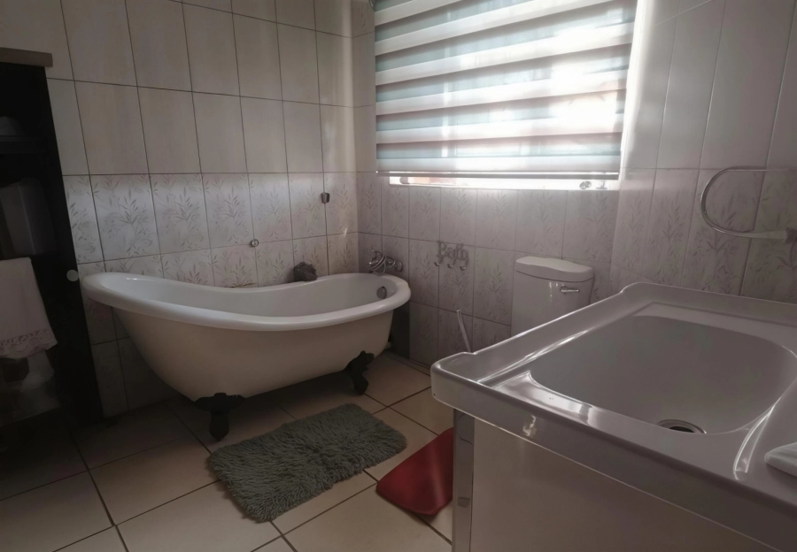 4 Bedroom Property for Sale in Honingneskrans Ah Gauteng