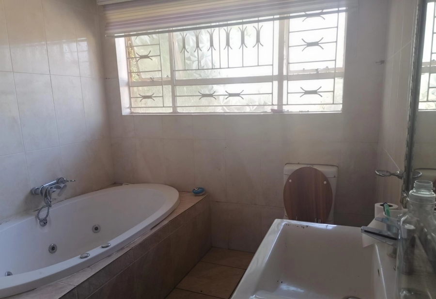 4 Bedroom Property for Sale in Honingneskrans Ah Gauteng