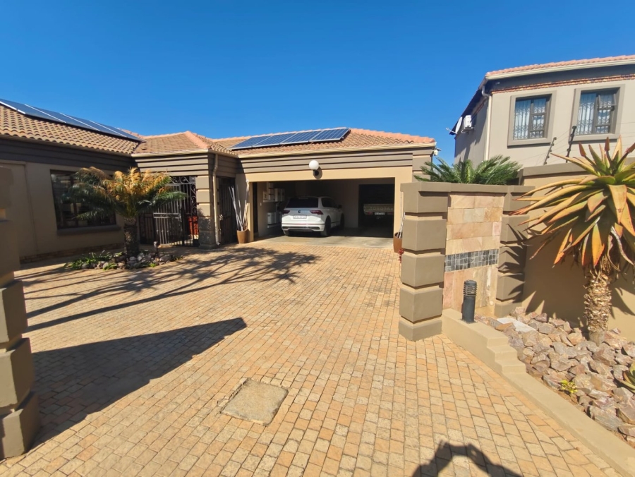 3 Bedroom Property for Sale in Dayanglen Gauteng