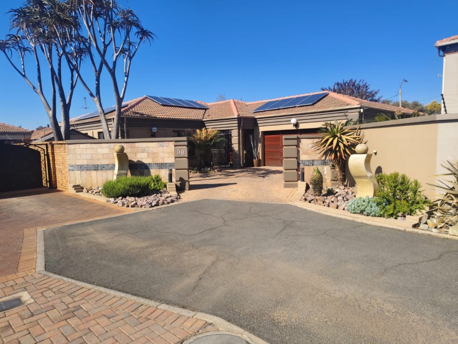 3 Bedroom Property for Sale in Dayanglen Gauteng