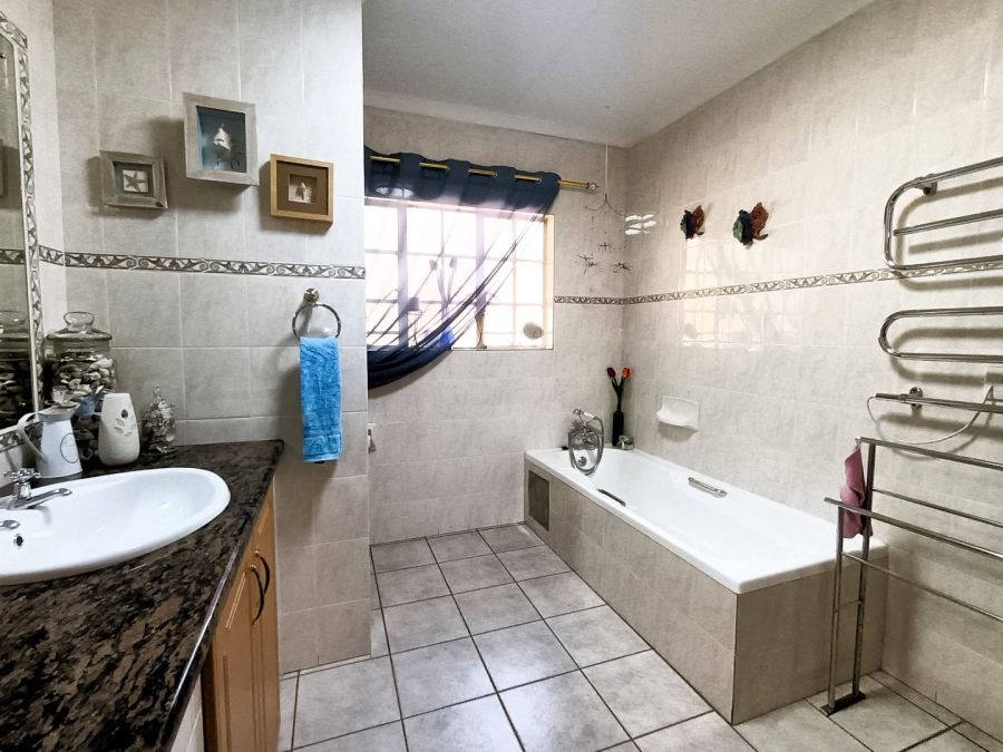 3 Bedroom Property for Sale in Eldoglen Gauteng