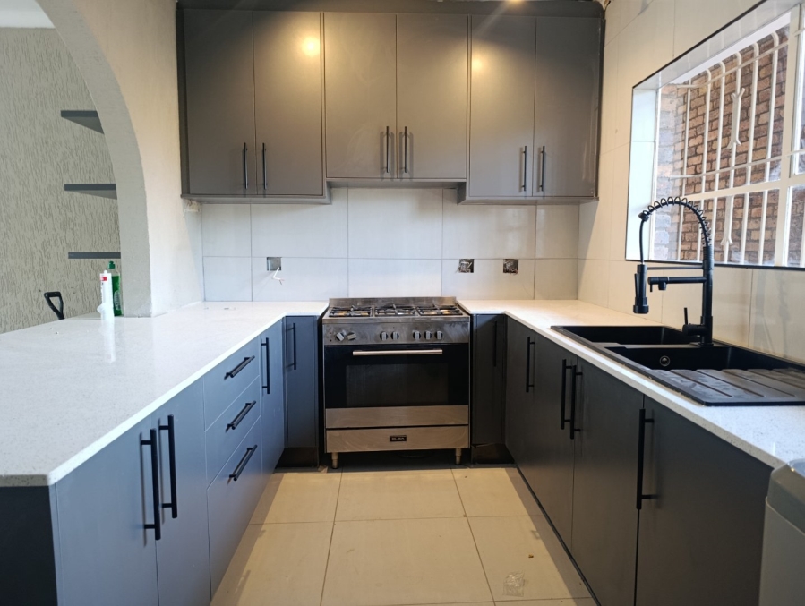 To Let 2 Bedroom Property for Rent in Atholl Gauteng