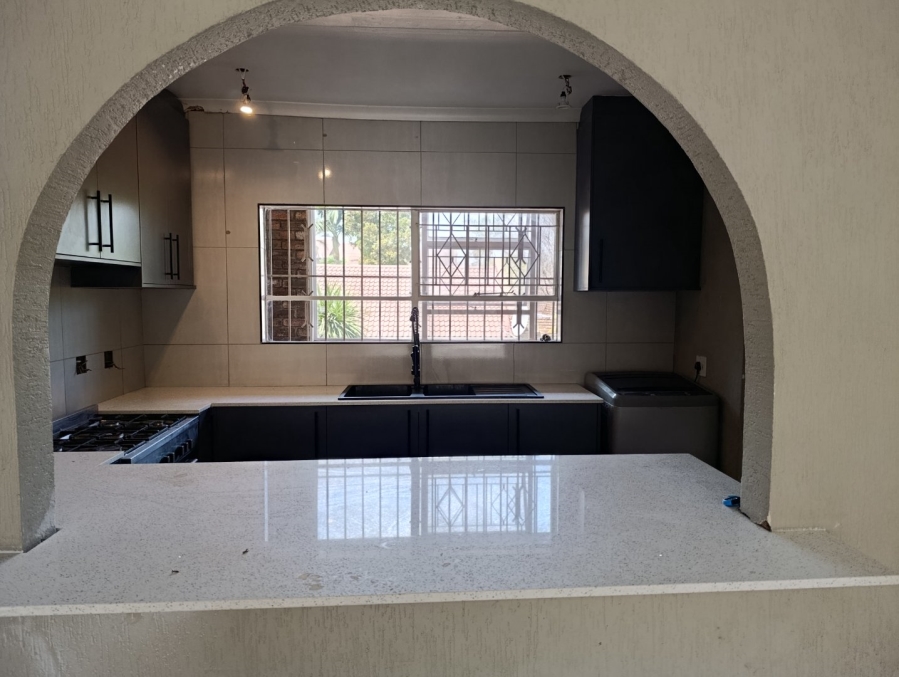 To Let 2 Bedroom Property for Rent in Atholl Gauteng