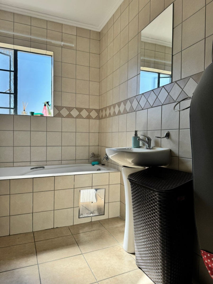 1 Bedroom Property for Sale in Noordwyk Gauteng