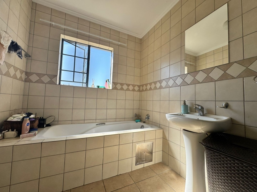 1 Bedroom Property for Sale in Noordwyk Gauteng