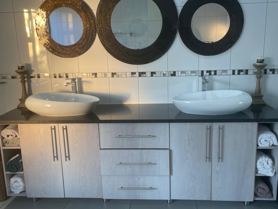 6 Bedroom Property for Sale in Olifantsfontein Gauteng