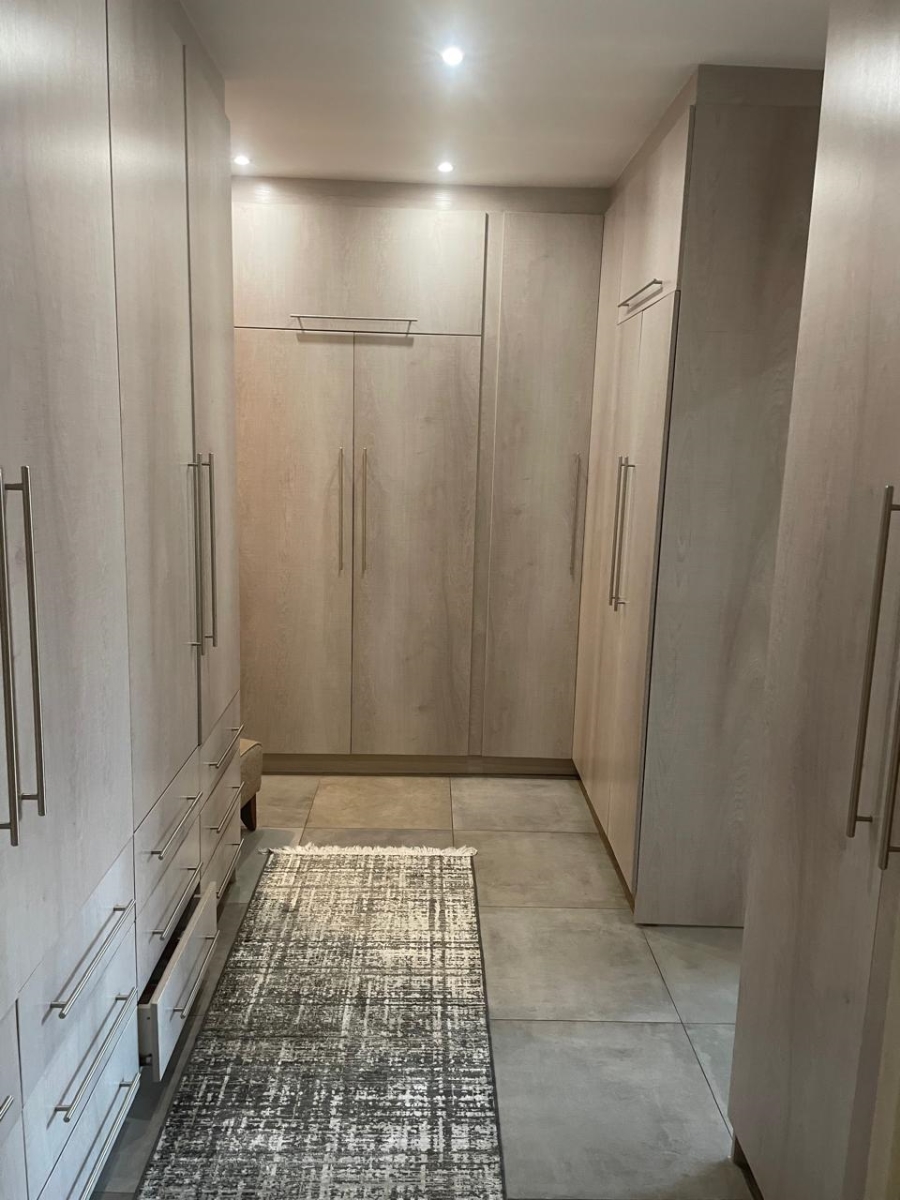 6 Bedroom Property for Sale in Olifantsfontein Gauteng