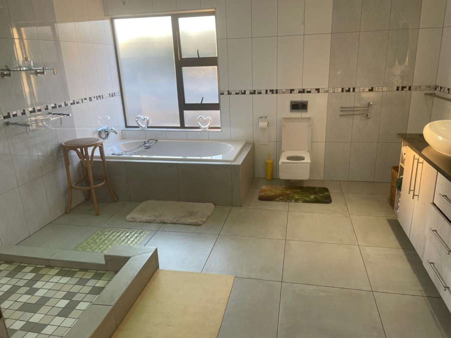 6 Bedroom Property for Sale in Olifantsfontein Gauteng