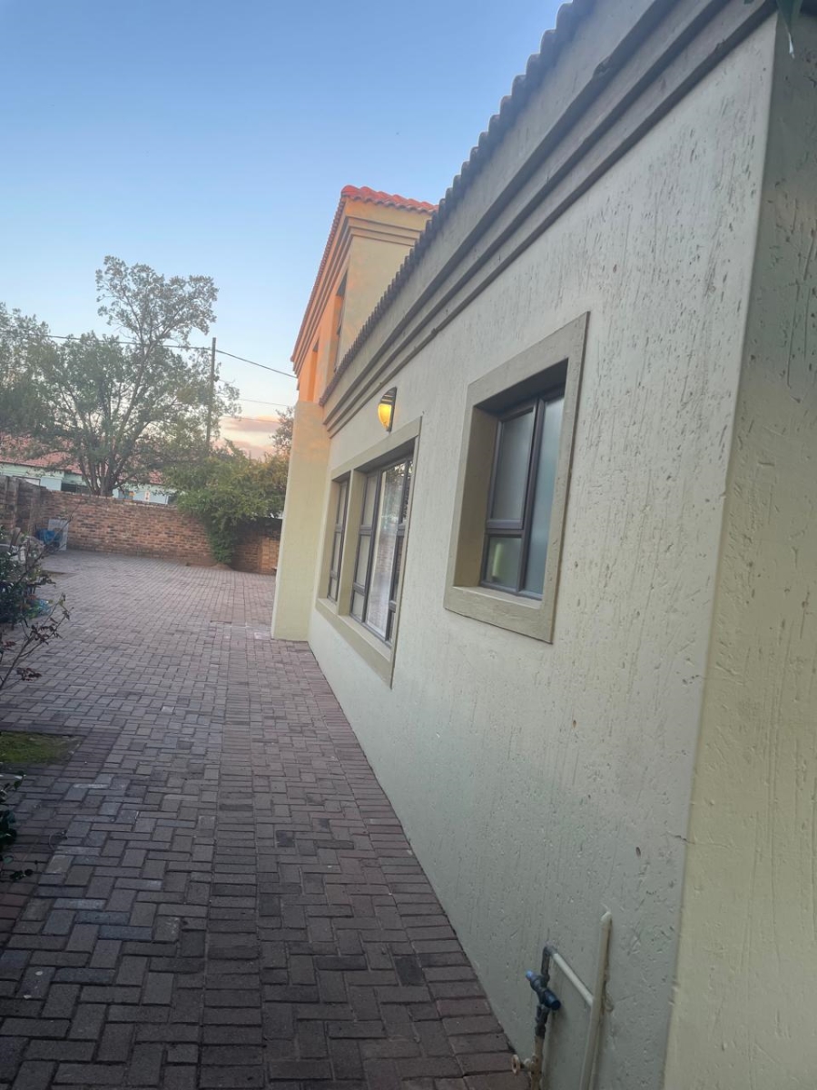 6 Bedroom Property for Sale in Olifantsfontein Gauteng