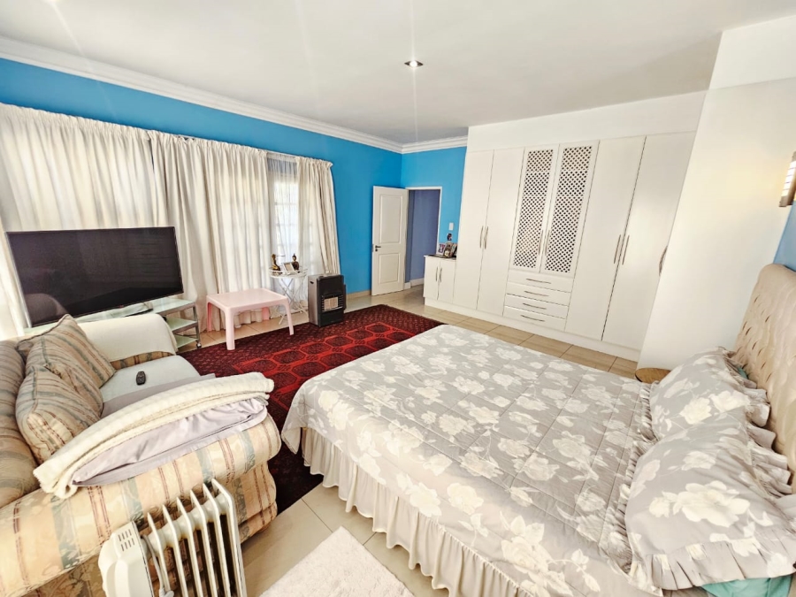4 Bedroom Property for Sale in Monavoni Gauteng