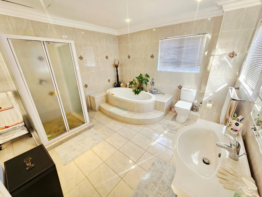 4 Bedroom Property for Sale in Monavoni Gauteng
