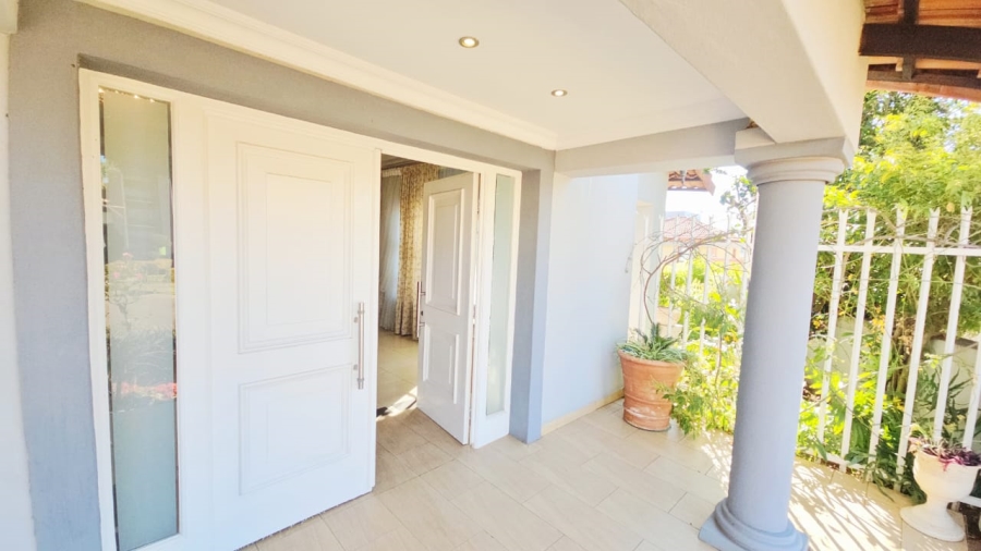 4 Bedroom Property for Sale in Monavoni Gauteng