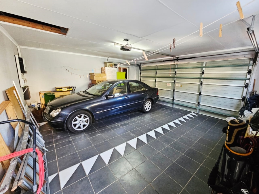 4 Bedroom Property for Sale in Monavoni Gauteng
