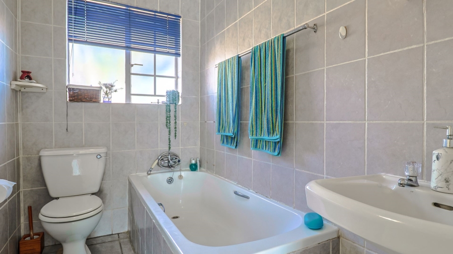 2 Bedroom Property for Sale in Amberfield Crest Estate Gauteng