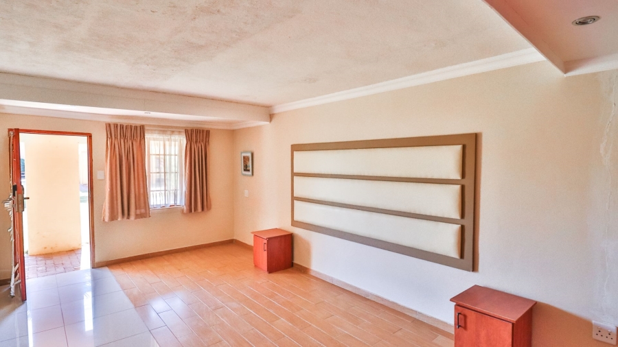  Bedroom Property for Sale in Glen Austin Gauteng