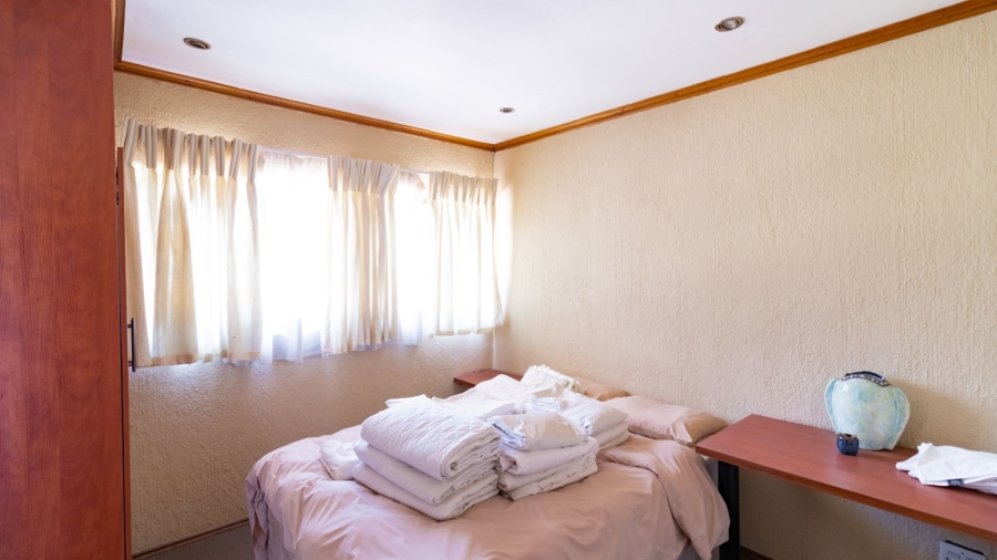  Bedroom Property for Sale in Glen Austin Gauteng