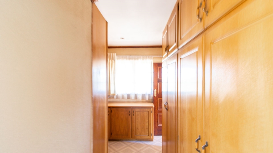  Bedroom Property for Sale in Glen Austin Gauteng