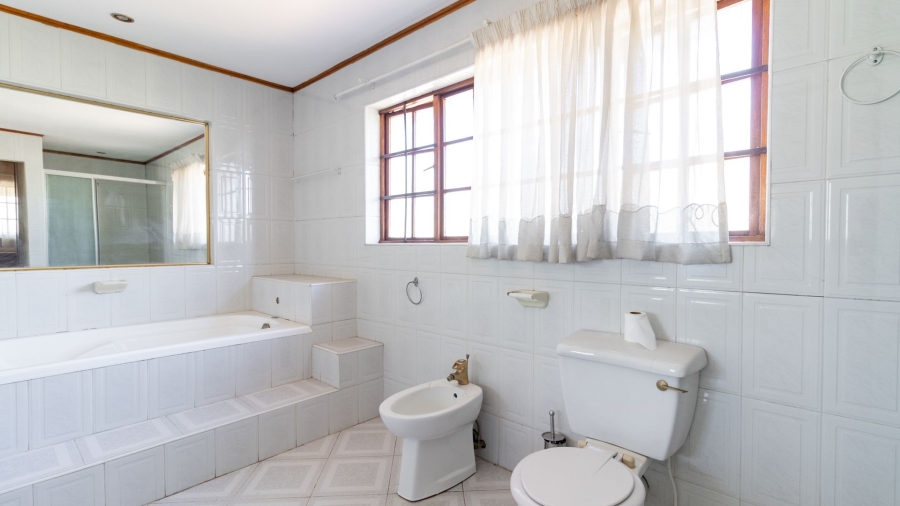  Bedroom Property for Sale in Glen Austin Gauteng