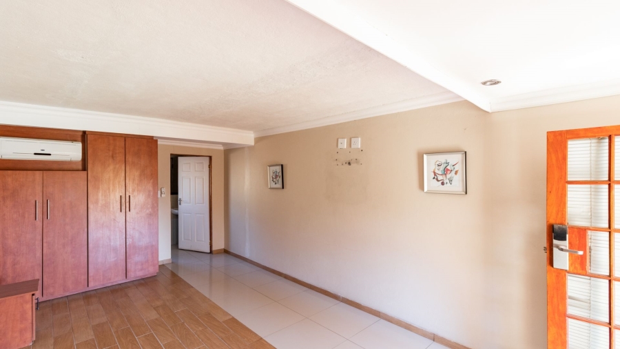  Bedroom Property for Sale in Glen Austin Gauteng