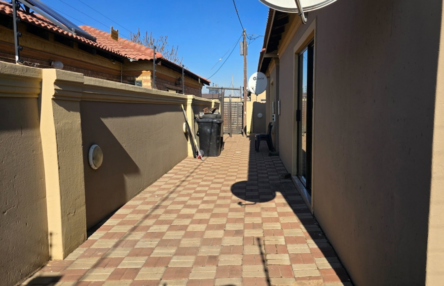 To Let 2 Bedroom Property for Rent in Fulcrum Gauteng