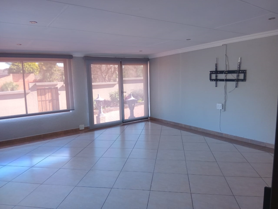 To Let 3 Bedroom Property for Rent in Mulbarton Gauteng