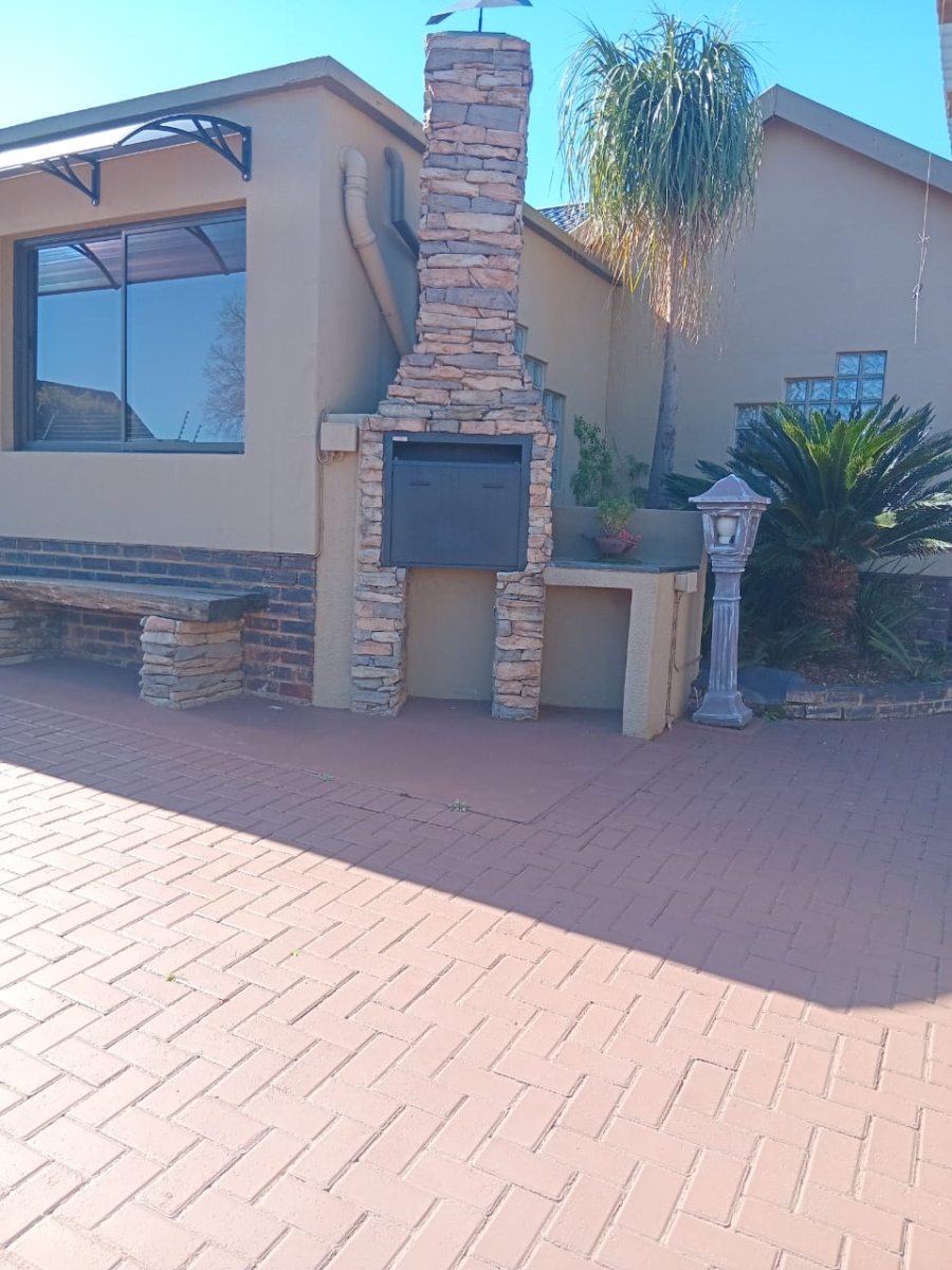 To Let 3 Bedroom Property for Rent in Mulbarton Gauteng