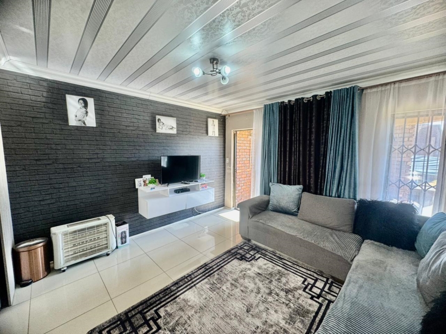 2 Bedroom Property for Sale in Mondeor Gauteng