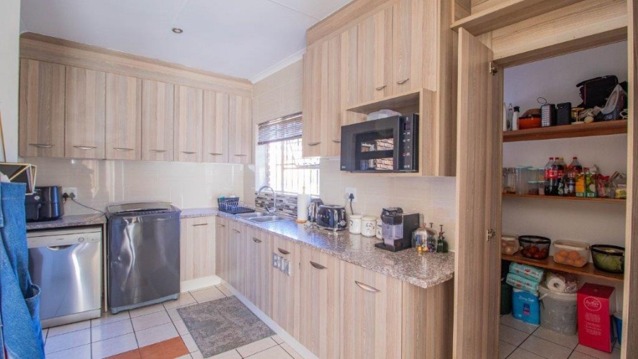 4 Bedroom Property for Sale in Birchleigh North Gauteng