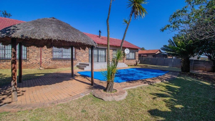 4 Bedroom Property for Sale in Birchleigh North Gauteng