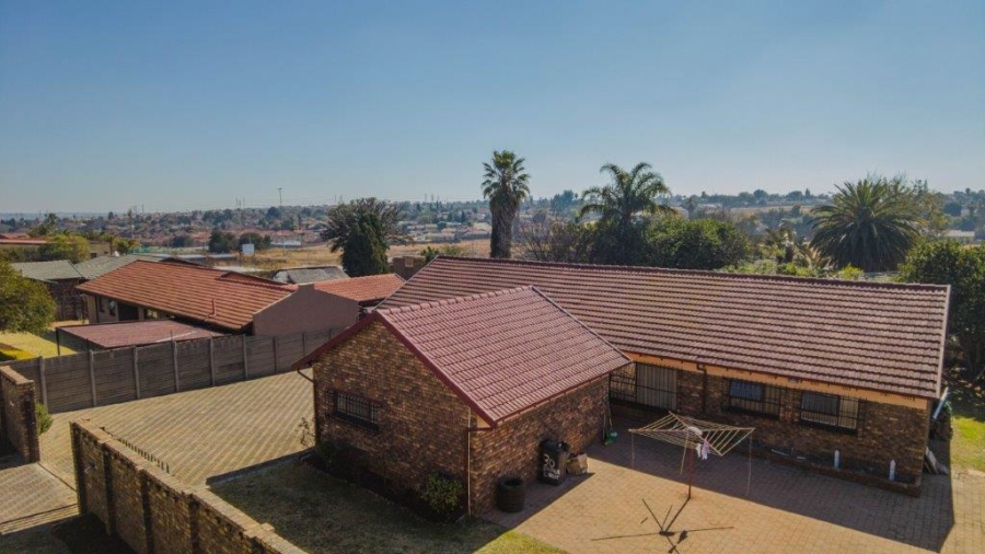 4 Bedroom Property for Sale in Birchleigh North Gauteng