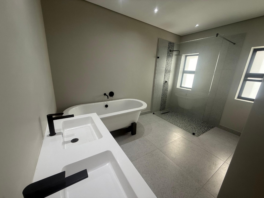 5 Bedroom Property for Sale in Avianto Estates Gauteng