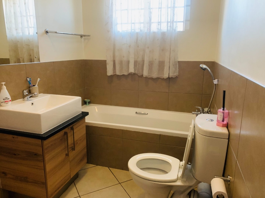 To Let 2 Bedroom Property for Rent in Monavoni Gauteng