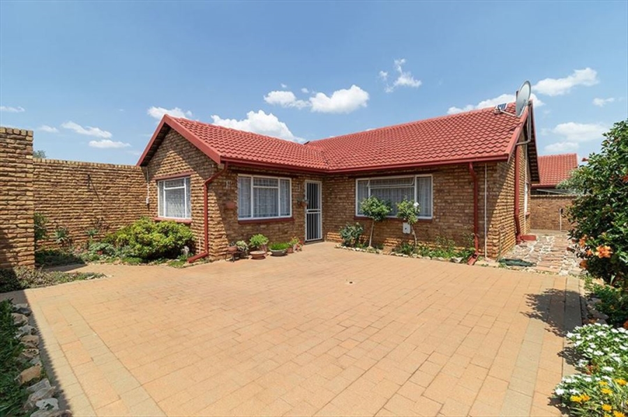 2 Bedroom Property for Sale in Glen Marais Gauteng
