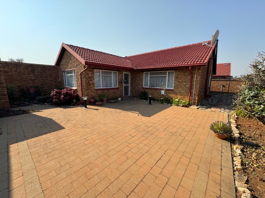 2 Bedroom Property for Sale in Glen Marais Gauteng