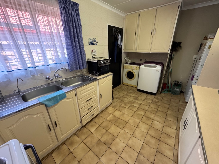 2 Bedroom Property for Sale in Glen Marais Gauteng