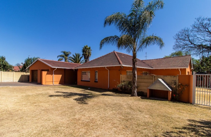 5 Bedroom Property for Sale in Lombardy East Gauteng