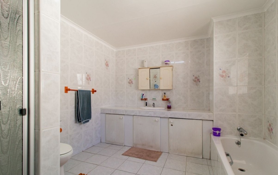 5 Bedroom Property for Sale in Lombardy East Gauteng