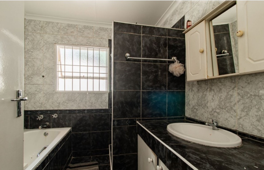 5 Bedroom Property for Sale in Lombardy East Gauteng