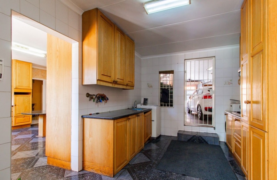 5 Bedroom Property for Sale in Lombardy East Gauteng