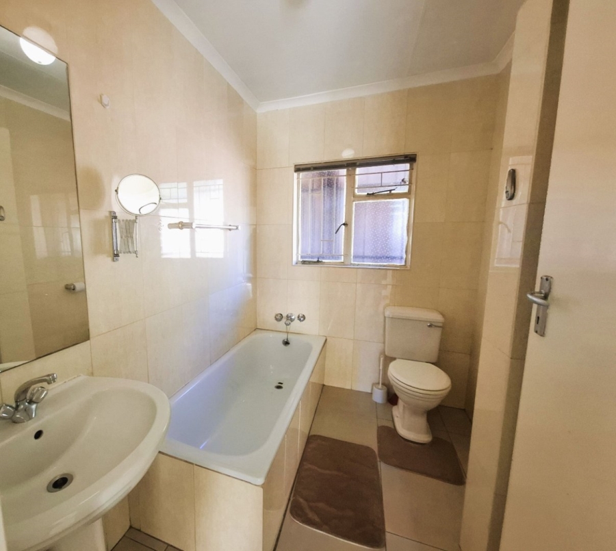 To Let 4 Bedroom Property for Rent in Faerie Glen Gauteng