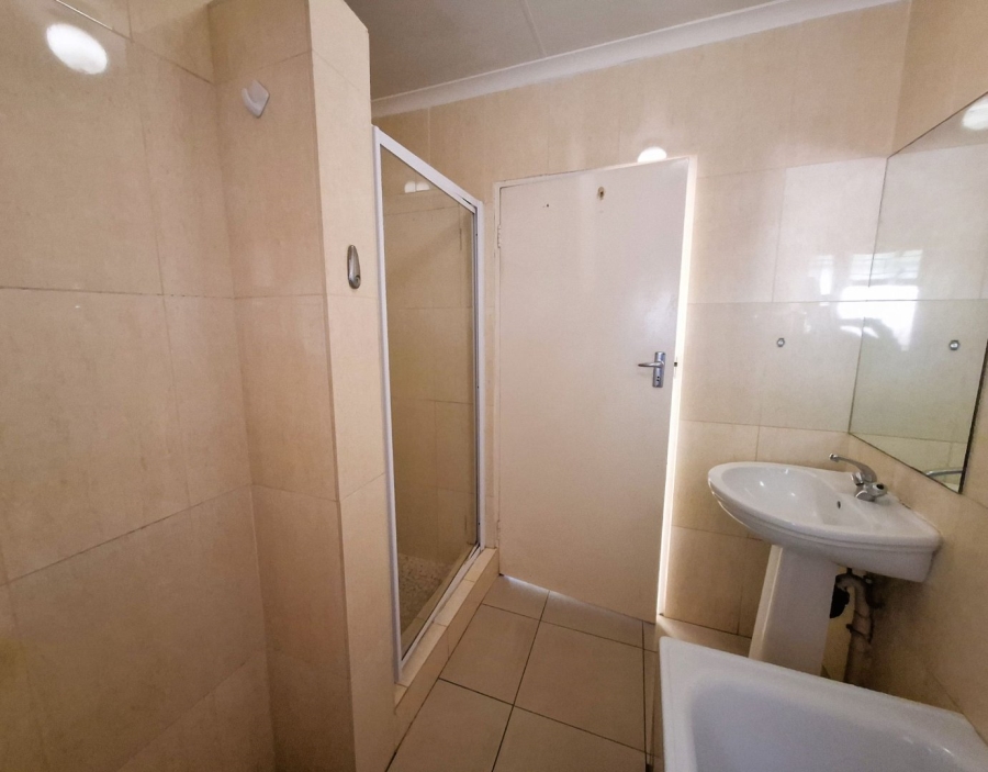 To Let 4 Bedroom Property for Rent in Faerie Glen Gauteng