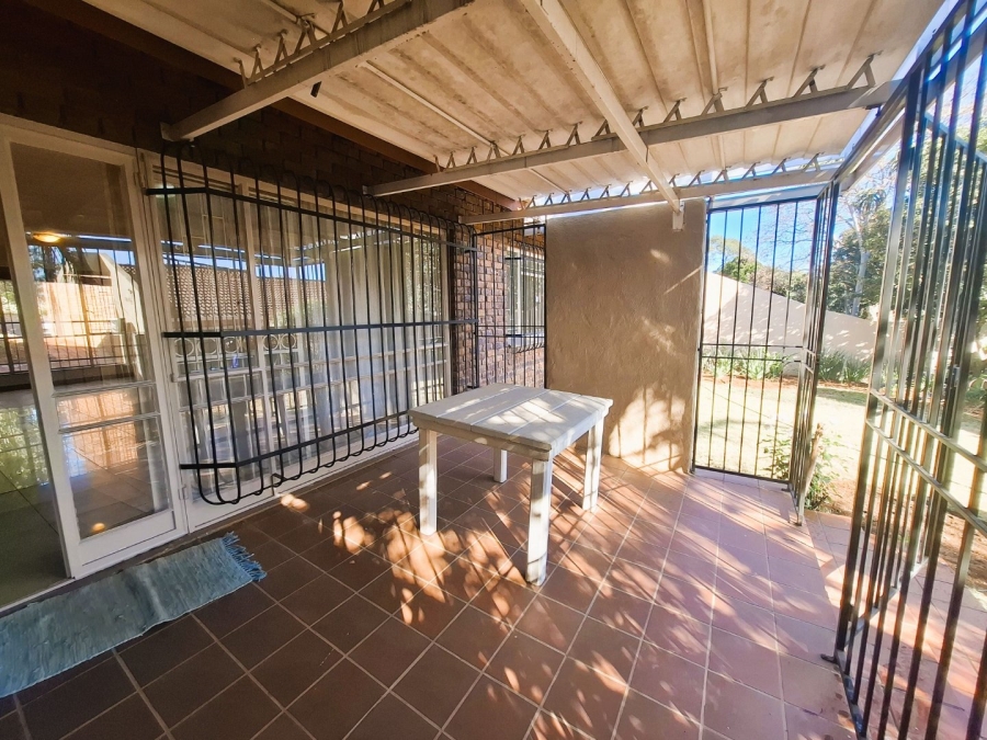 To Let 4 Bedroom Property for Rent in Faerie Glen Gauteng